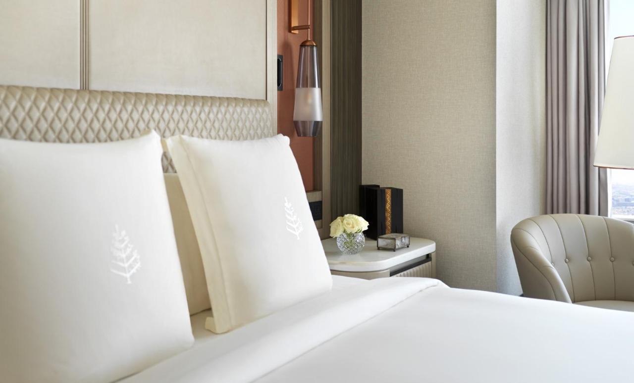 โรงแรมโฟร์ ซีซั่น ริยาดห์ แอท คิงดอม เซ็นเตอร์ ภายนอก รูปภาพ A guest room at The St. Regis Mumbai
